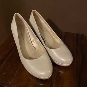 Bandolino Platform Heels in Beige. Size 7.5